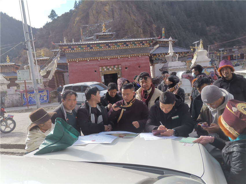 別樣的汽車銀行很接地氣，農(nóng)行德格縣支行開展農(nóng)戶信息建檔，現(xiàn)場(chǎng)為百姓開展金融服務(wù)。.jpg