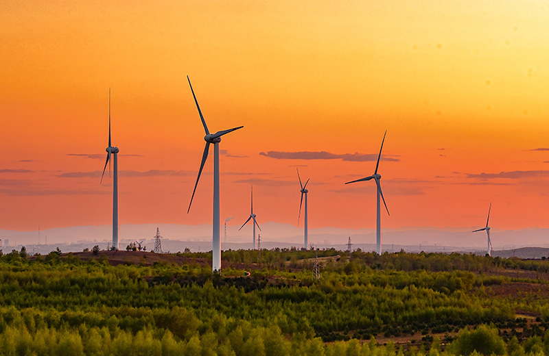 2023年5月23日清晨拍攝的內蒙古興安盟烏蘭浩特市呼和馬場風力光伏發(fā)電場內的風機。