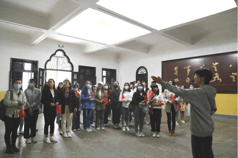 2021年5月20日，在喜迎中國共產(chǎn)黨建黨100周年之際，我校開展了少數(shù)民族學生“學黨史、感恩黨、跟黨走”紅色研學活動。