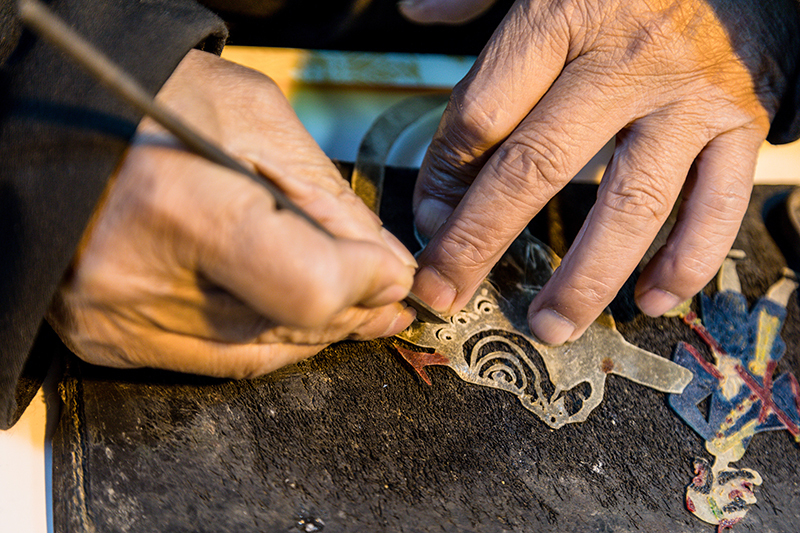 皮影非遺傳承人正在制作皮影。