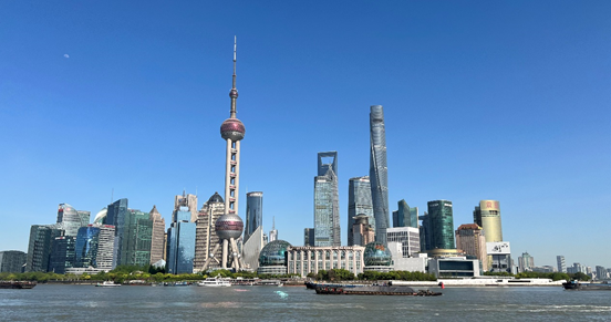 沿蘇州河遠眺陸家嘴城市建筑群。人民網(wǎng) 馬作鵬 攝